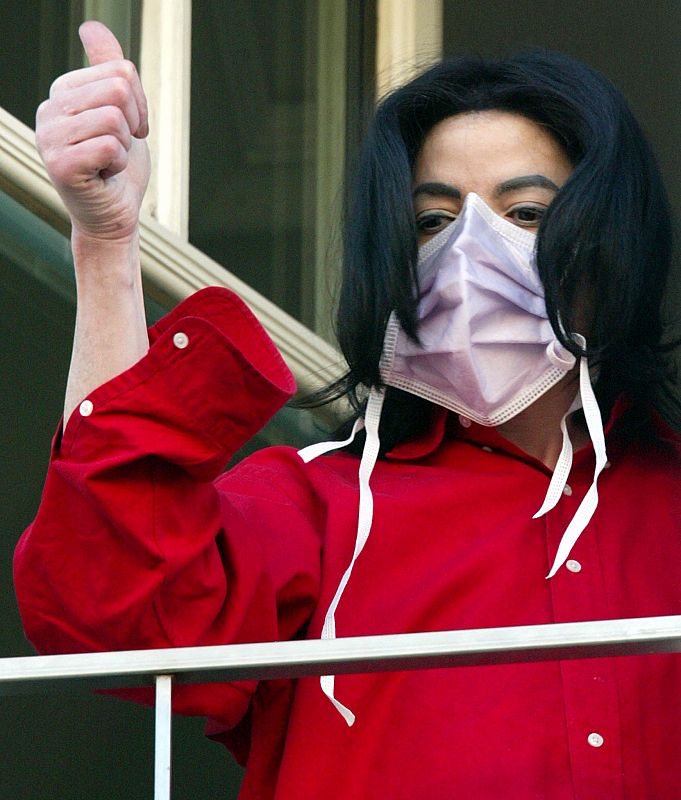 Jackson saluda a los fans que se congregan bajo la ventana de su habitación de hotel en Berlín en 2002.
