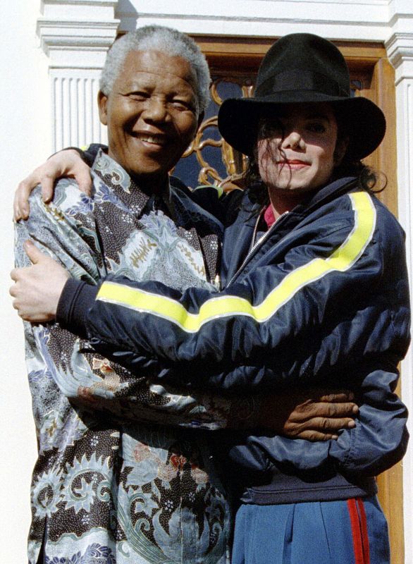 La estrella del pop se abraza con el que fuera presidente sudafricano, Nelson Mandela, en las puertas de la casa de este último, en Ciudad del Cabo, 1996