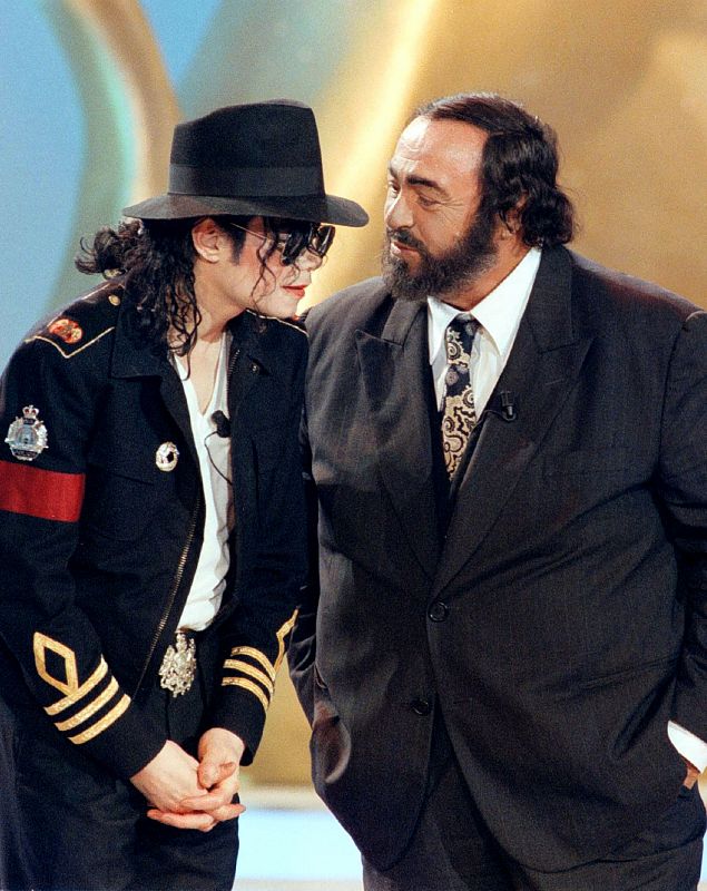 El rey del pop charla con Luciano Pavarotti durante la grabación de un programa de televisión en Milán. 1997