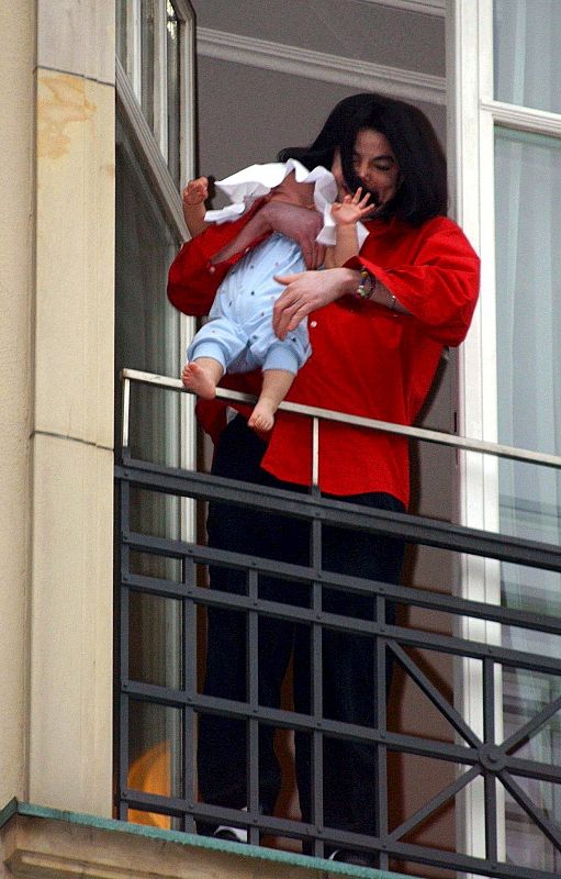 Michael Jackson pone en riesgo la vida de su bebé en 2002