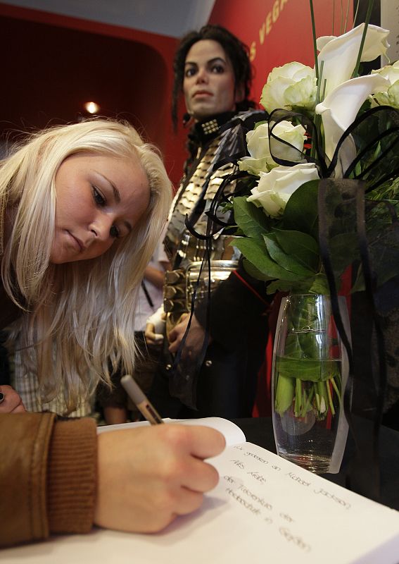 Un visitante del Museo de Cera de Madame Tussauds en Berlín, escribe su despedida