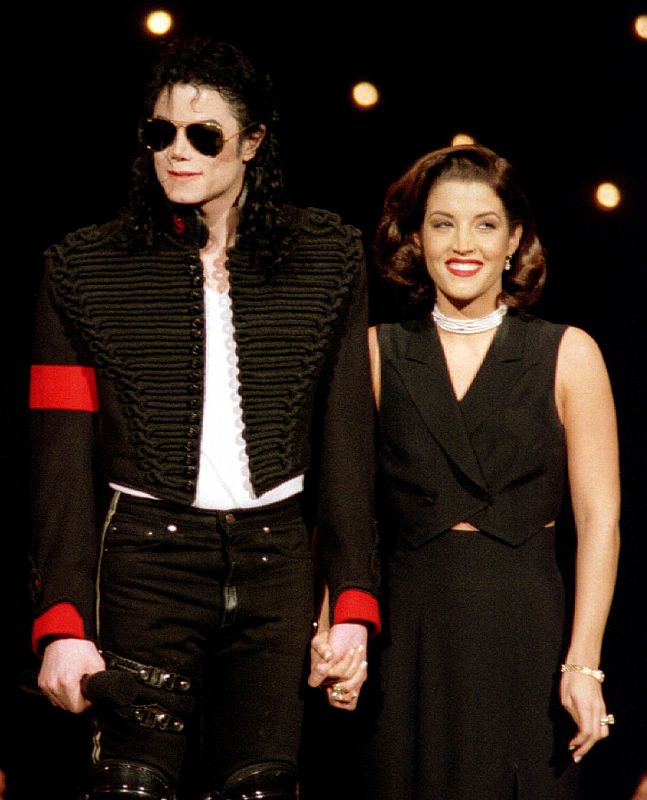 Michael Jackson sorprendió a la prensa con su primer matrimonio. El rey del pop se casó con la hija de Elvis, Lisa Marie Presley.