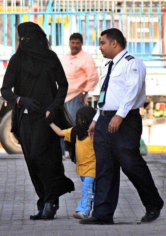 Michael Jackson pasea de la mano con un niño (que podría ser su hijo), cubierto con una abaya en Bahrein