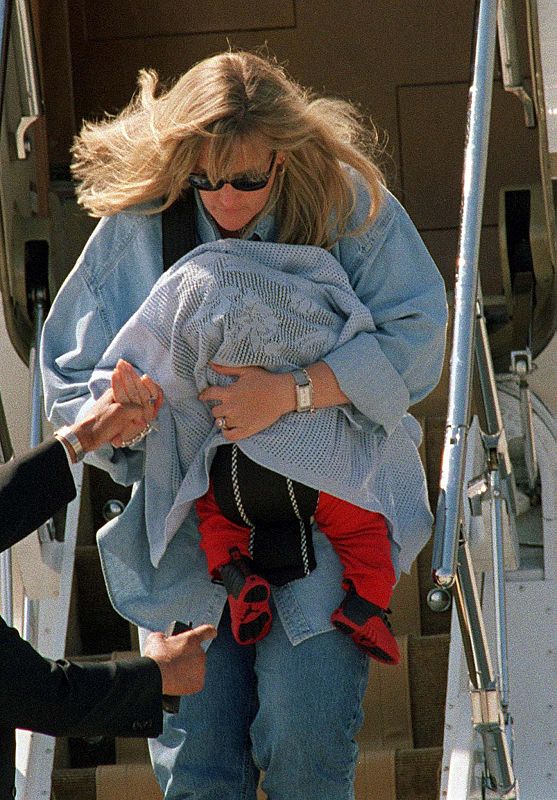 Debbie Rowe, ex mujer de la estrella del pop, sale de un avíon con un niño en brazos -que podría ser el hijo de ambos, Prince Michael -.