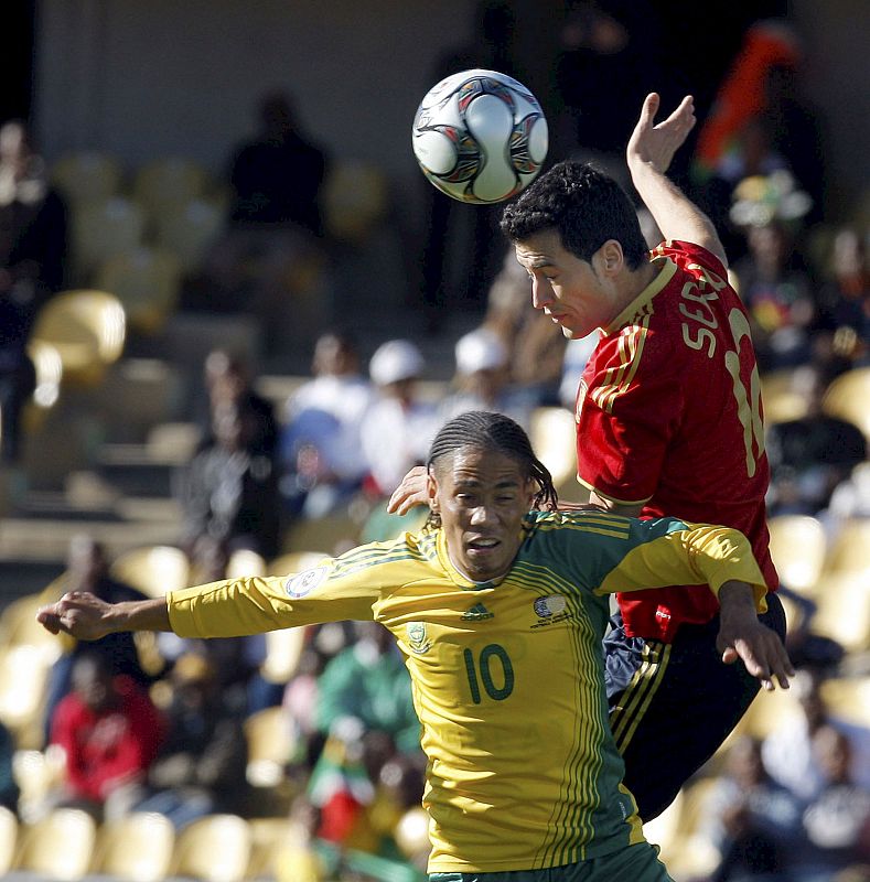 Sergio Busquets lucha por el balón contra el delantero sudafricano Steven Pienaar.