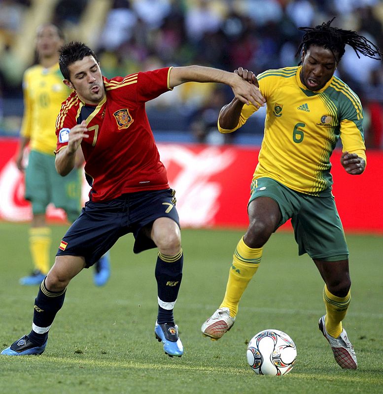 David Villa lucha por el balón contra el medio sudafricano Macbeth Sibaya.