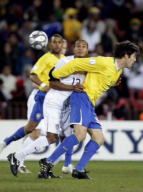 Kaká, pugnando con Clark, estuvo algo apagado en el inicio.