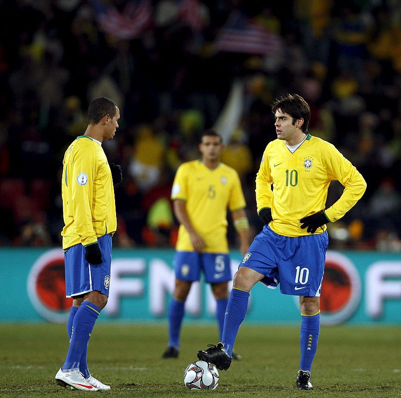 Kaká y Luis Fabiano, desolados, sacan de medio campo después del segundo gol de EE.UU., obra de Donovan.