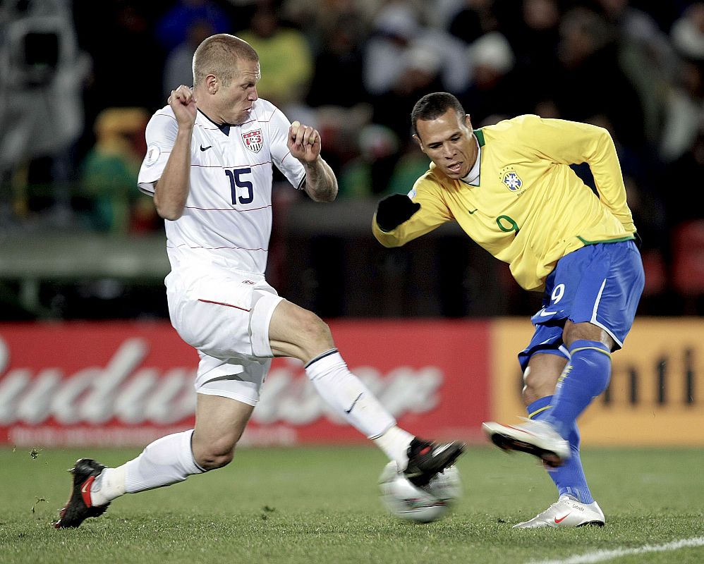 Una gran maniobra de Luis Fabiano supuso el primer gol de Brasil; había partido.