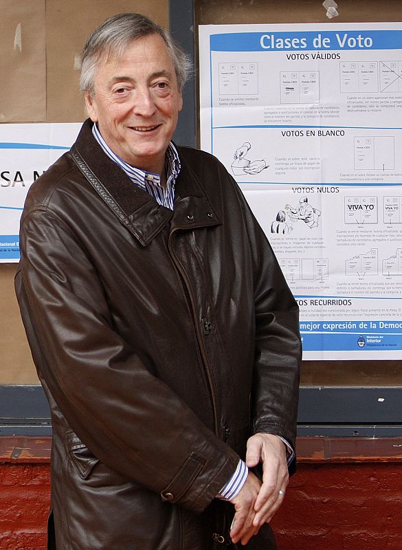 Néstor Kirchner esperando su turno para votar en las elecciones de 2009