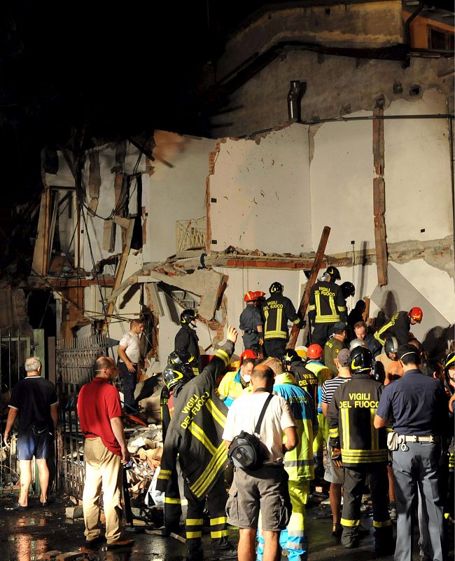 Los bomberos buscan posibles víctimas en varias de las viviendas que fueron alcanzadas por la explosión.