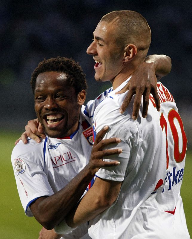 Jean Makoun y Karim Benzema celebran un gol. Los dos comparten equipo en el Olympìc de Lyon a la espera de que Benzema fiche por el Real Madrid.