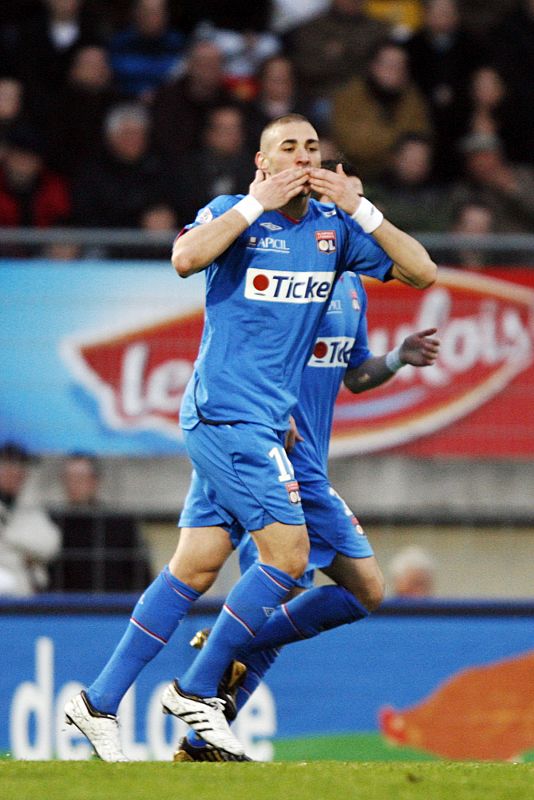 Karim Benzema celebra un gol con el Olympic de Lyon en una buena temporada del francés.