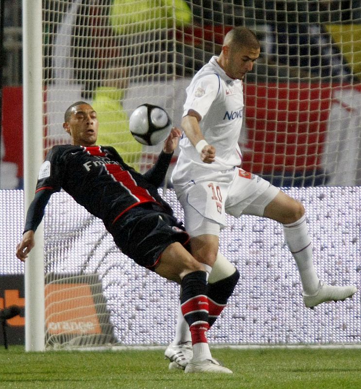 Benzema con el Olympique Lyon en un partido de la liga francesa contra el Paris St Germain.