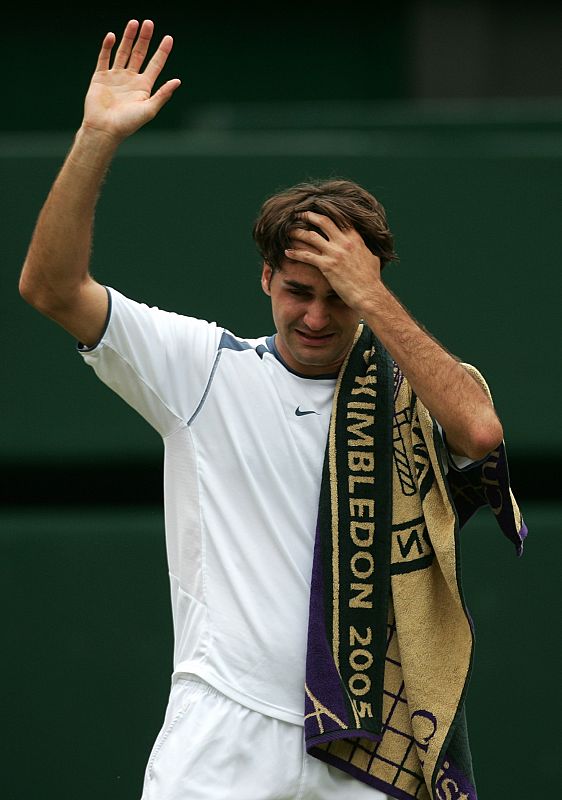 Un año después, en 2005, Roger no puede contener las lágrimas, tras volver a ganar Wimbledon, ante el mismo rival: Andy Roddick.