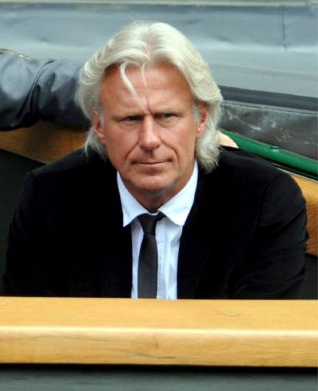 La antigua estrella del tenis Björn Borg, en el palco de autoridades de la pista central del club All England Lawn de Londres.