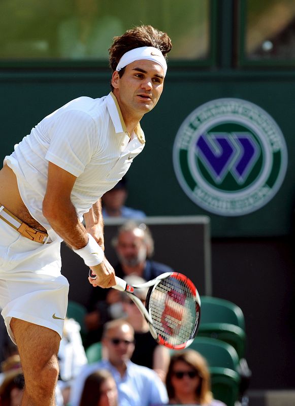 Roger Federer efectúa un saque durante la final. Una de las más largas que se recuerda.
