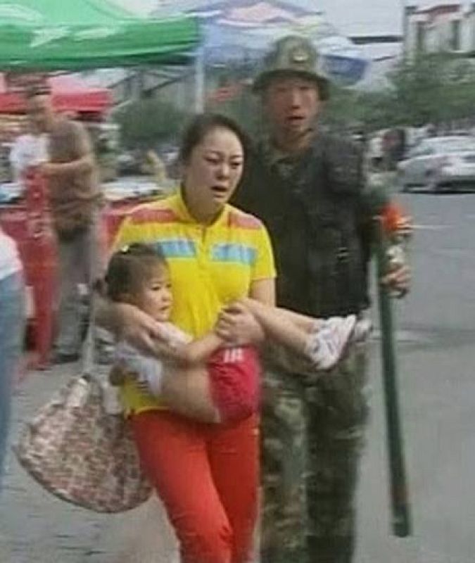 Un soldado acompaña a dos civiles