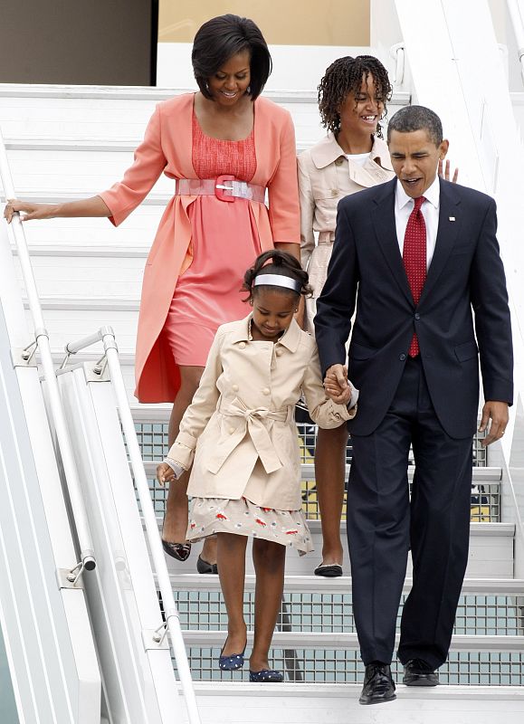 U.S. President Barack Obama, first lady Michelle Obama, daughters Sasha and Malia arrive at Vnukovo airport outside Moscow