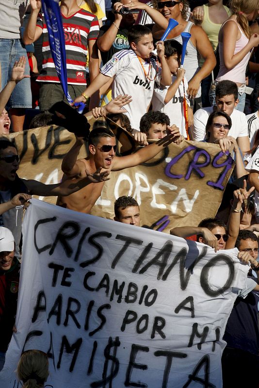 Aficionados en las gradas del Bernabéu.