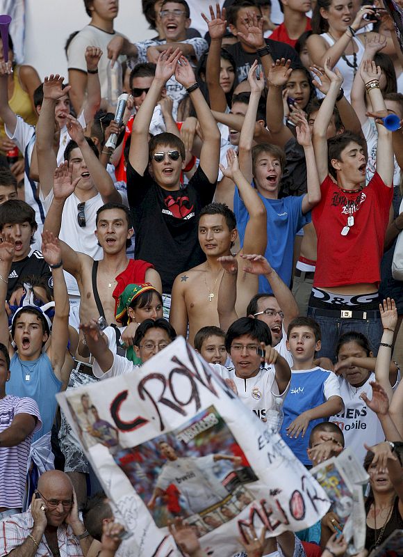 Aficionados madridistas hacen la ola momentos antes de comenzar la presentación.