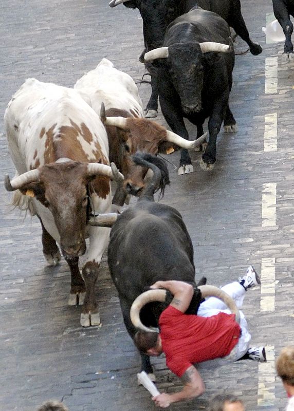 Espectacular imagen de un corredor, que sale milagrosamente del lance con este toro de Alcurrucén.