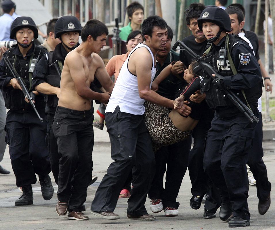 Un grupo de hombres trasladan el cuerpo de una de las heridas en los altercados.