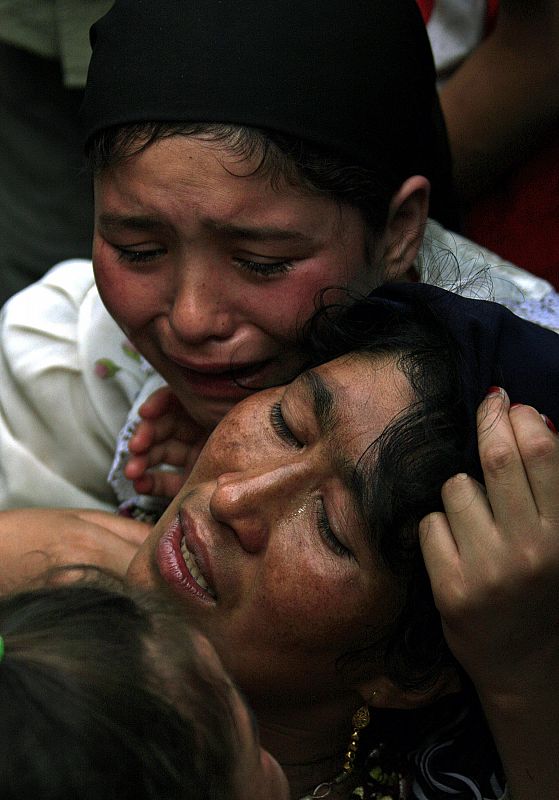 La minoria musulmana que vive en la región de Xinjiang sufre la represión del Gobierno desde hace décadas. En la imagen, una mujer llora junto a su hija tras el brote de violencia.