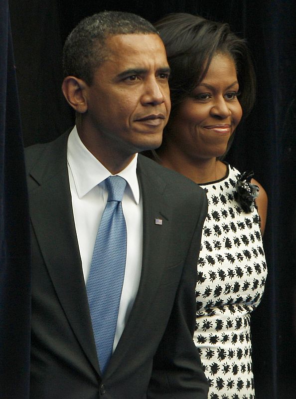 Barack y Michelle Obama llegan a la Nueva Escuela Nacional de Economía en Moscú