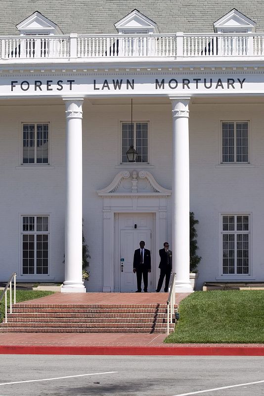 La policía custodia el Forest Lawn