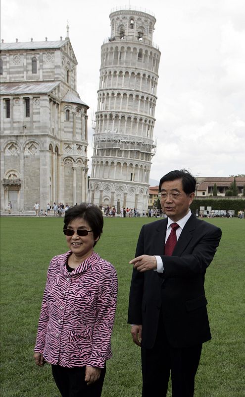 China's President Hu and his wife pose in front of the Leaning Tower in Pisa