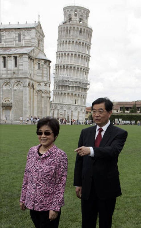 China's President Hu and his wife pose in front of the Leaning Tower in Pisa