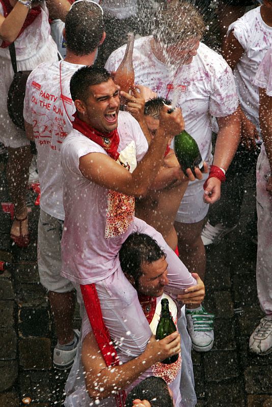Dos chicos hacen una torre