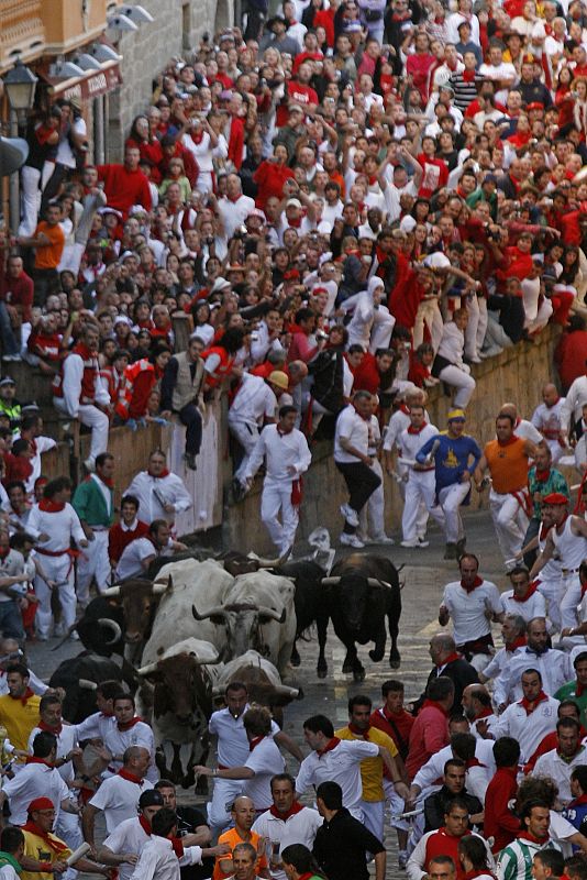 La gente se agolpa en las calles