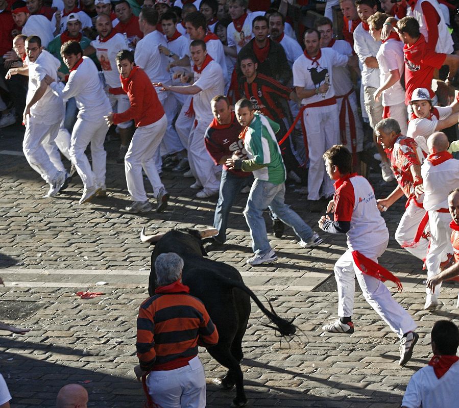 Los corredores  atraen al toro