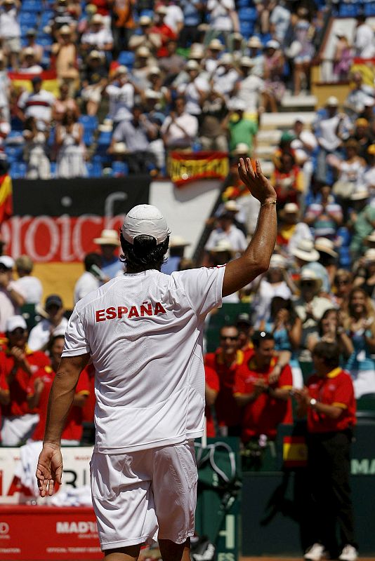 Verdasco saluda al público tras ganar al alemán Andreas Beck.