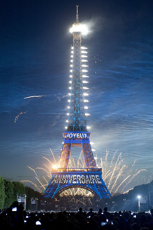 Francia pone punto y final a su día nacional con los tradicionales fuegos artificiales en la Torre Eiffel.