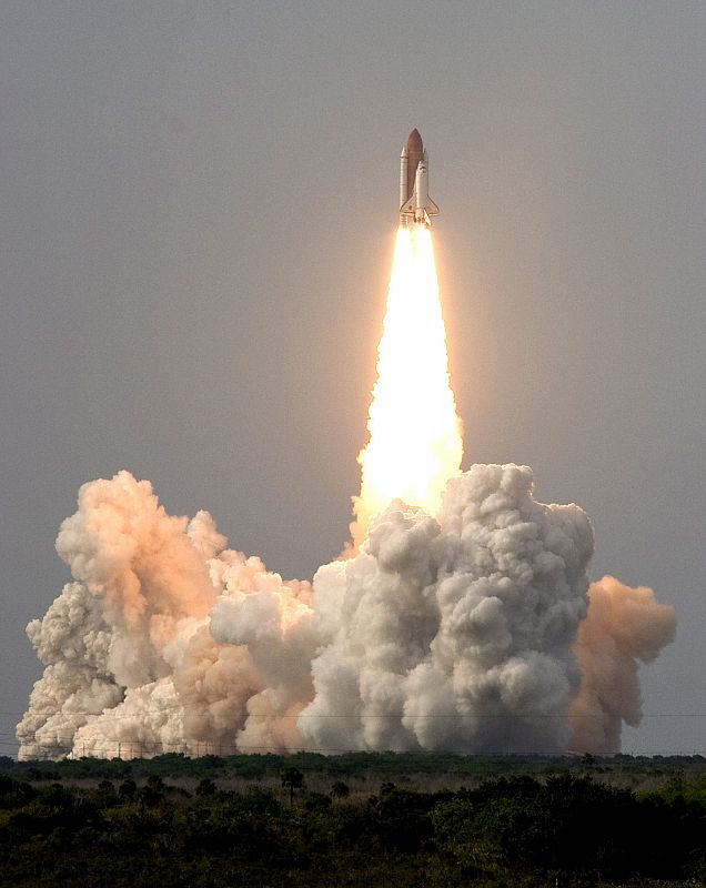 El transbordador espacial Endeavour despega del centro espacial Kennedy en Cabo Cañaveral.