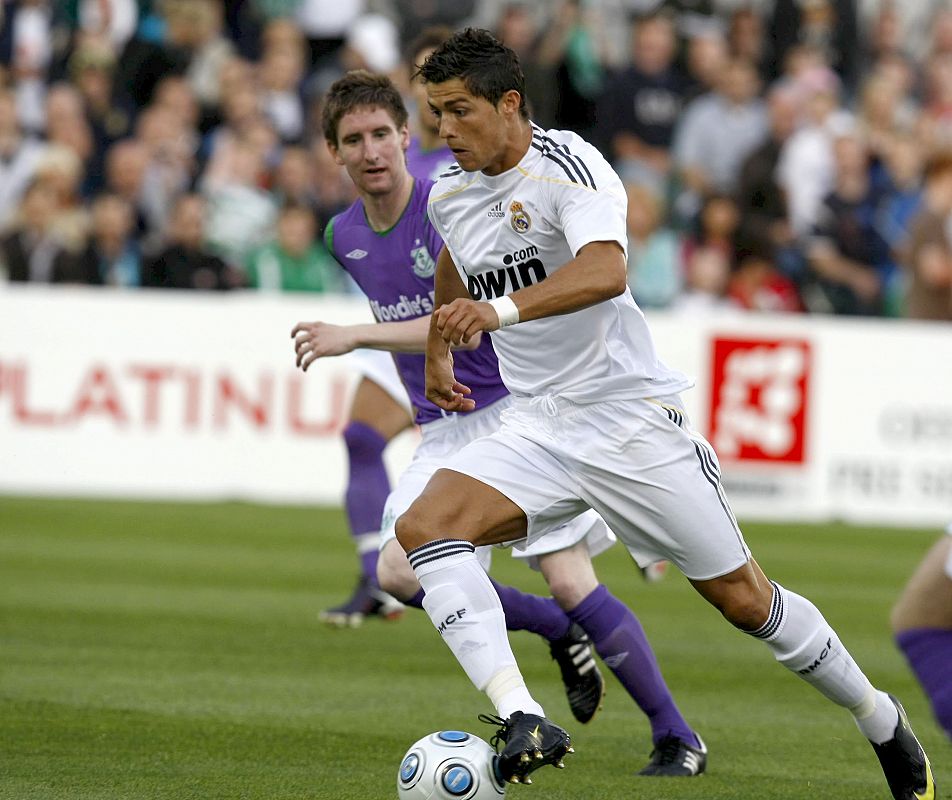 Cristiano Ronaldo controla el balón ante el jugador del Shamrock Rovers Stephen Rice.