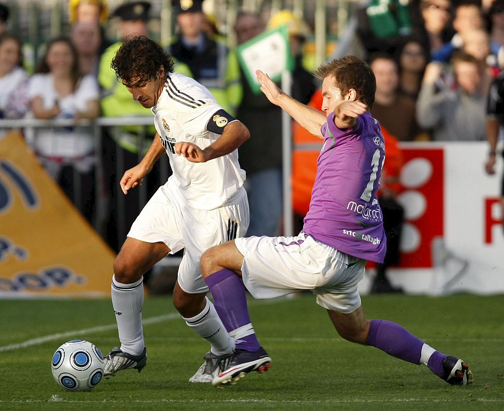 El capitán del Real Madrid, Raúl Gonzalez, controla el balón ante el jugador del Shamrock Rovers Sean O'Connor.