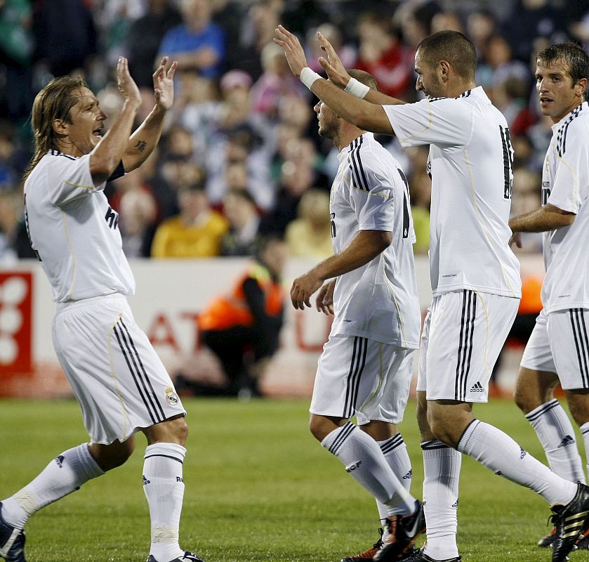 Benzema, celebra con sus compañeros Michel Salgado.