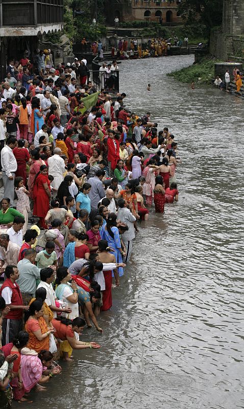 Hindúes reunidos en el río Bagmati