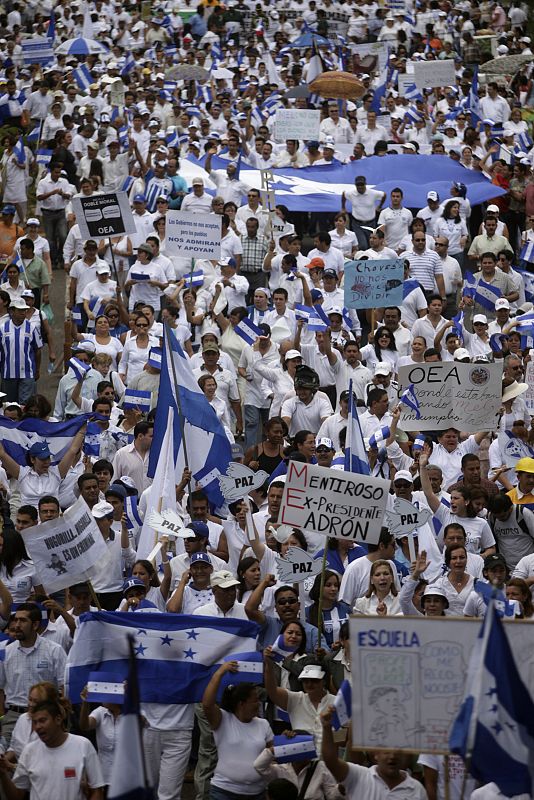 Supporters of Honduras' interim President Roberto Micheletti march in Tegucigalpa