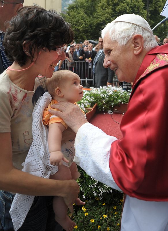 El Papa saluda a un niño