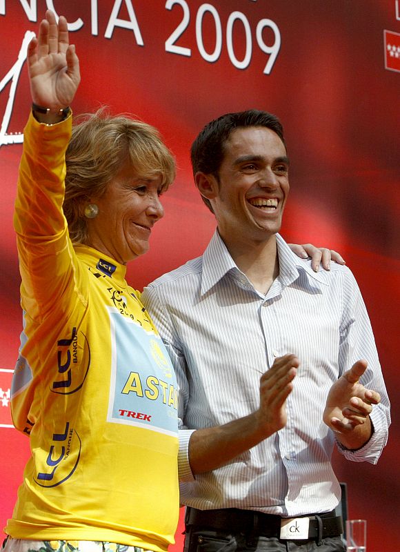 Contador, junto a la presidenta de la Comunidad de Madrid, Esperanza Aguirre, durante la recepción ofrecida con motivo de su  victoria en el Tour de Francia.