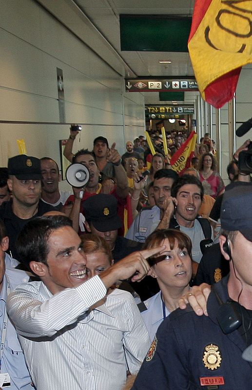 Decenas de aficionados, muchos de ellos vecinos de Pinto, dieron la bienvenida al ganador del Tour de Francia.