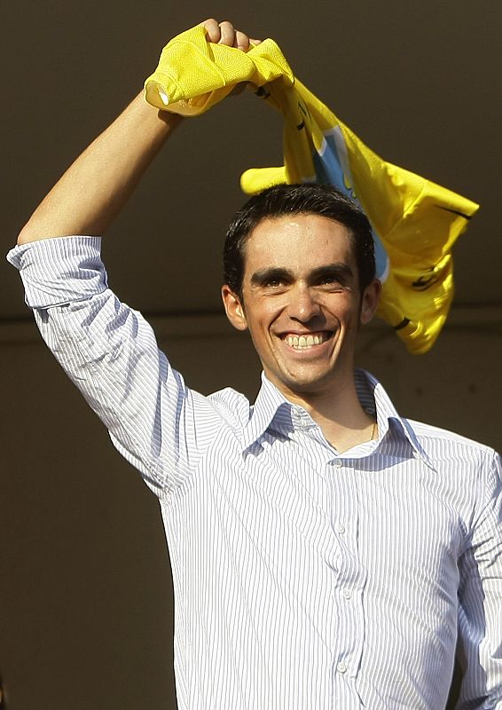 Contador celebra la victoria ondeando el maillot amarillo.