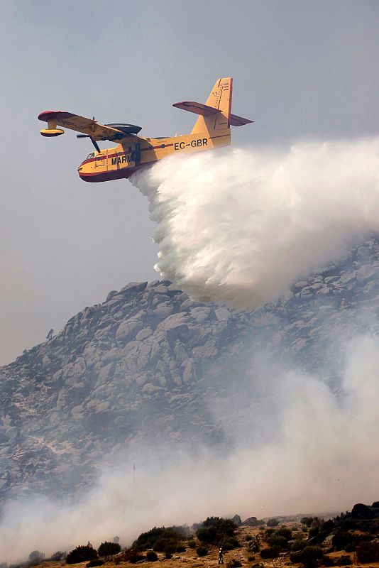 Hidroavión sofoca el fuego