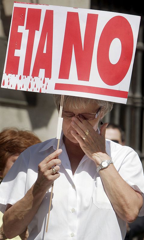 Una mujer llora en la concentración junto al Ayuntamiento de Madrid.