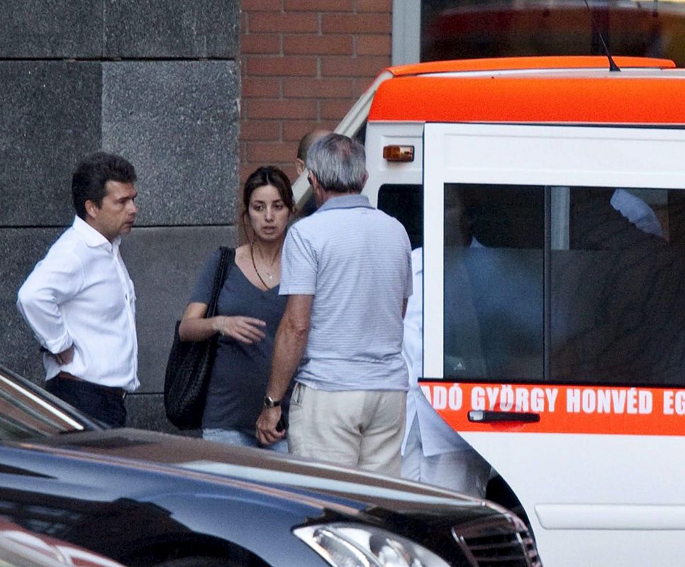 Rafaela Bassi, la esposa del piloto brasileño de Ferrari, Felipe Massa, conversa con el vicepresidente de Hungaroring Sport Corp. Tamas Frank junto a la ambulancia que transportará a Massa desde el Hospital Honved al aeropuerto Ferihegy de Budapest,
